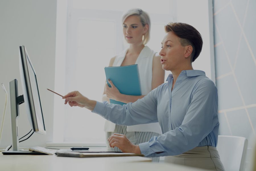 Comptable et assistante comptable en train de collaborer