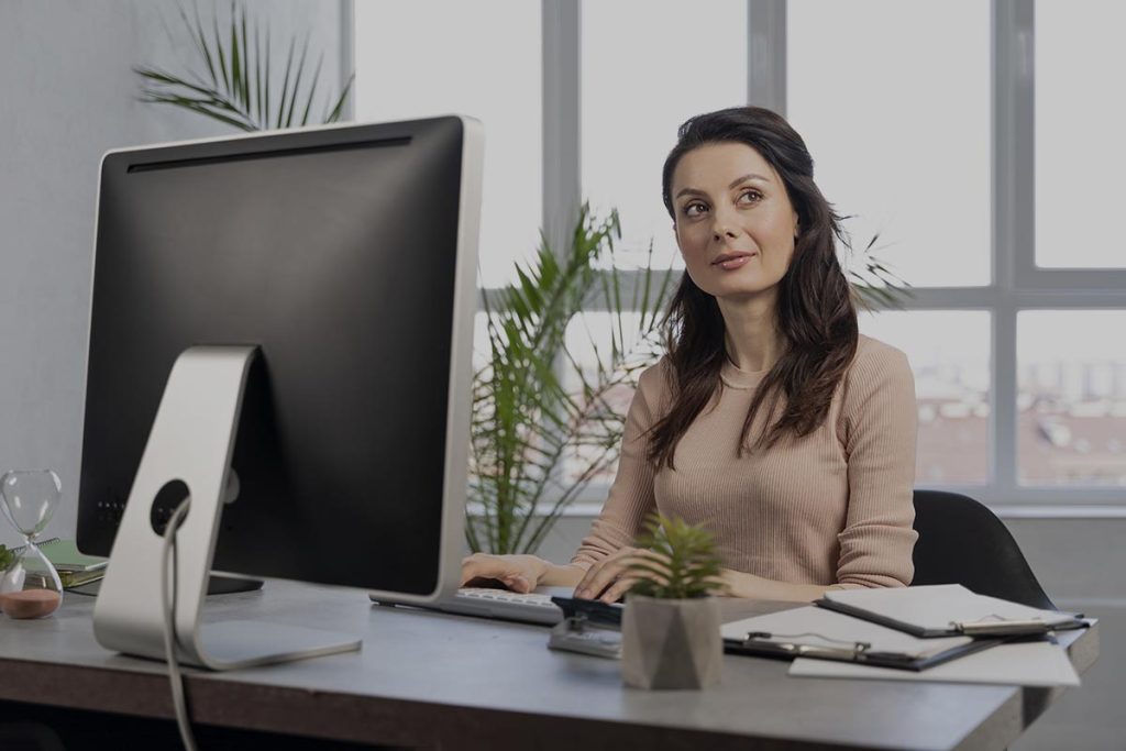 Une assistsant rh à son bureau en train de travailler.