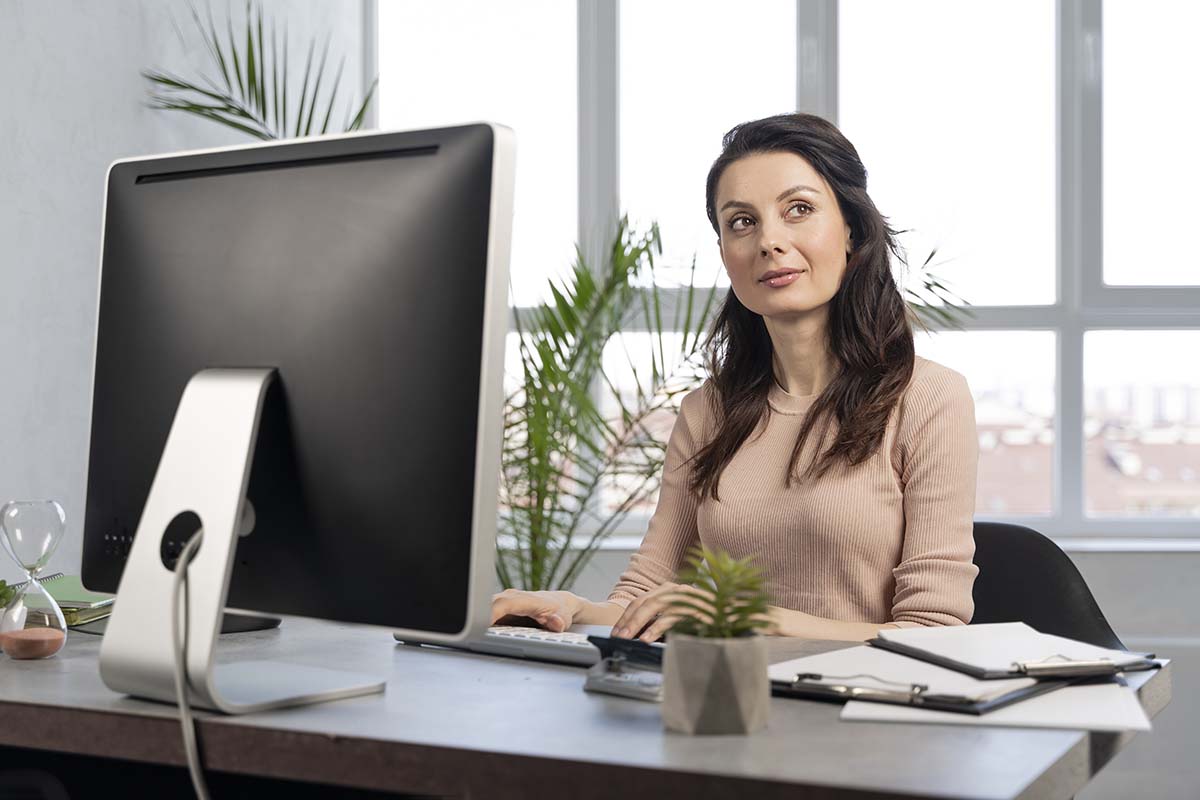 Une femme qui sait comment devenir assistant rh.
