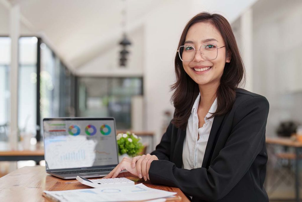 Une femme qui sait comment devenir secretaire comptable grâce à l'ENCG