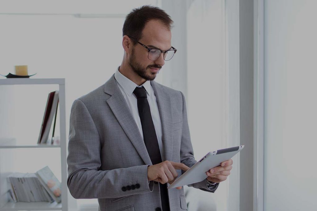 Un homme ayant toutes les compétences contrôleur de gestion pour exercer