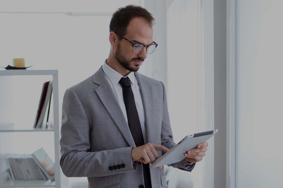 Un homme ayant toutes les compétences contrôleur de gestion pour exercer