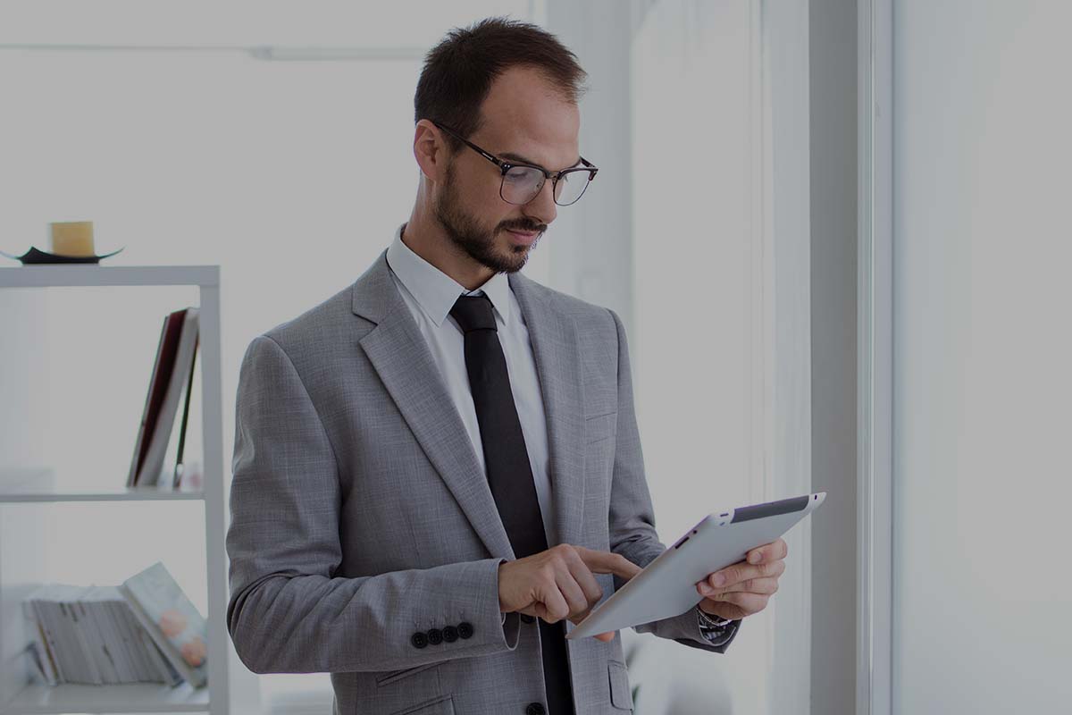 Un homme ayant toutes les compétences contrôleur de gestion pour exercer