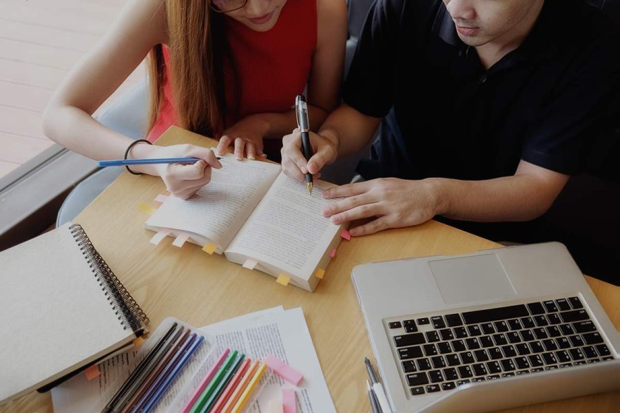 Étudiants en pleine organisation programme DCG grâce aux conseils de l'ENCG