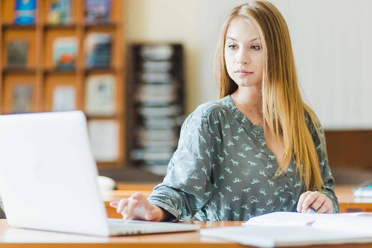 Une étudiante qui passe son examen du titre professionnel secrétaire comptable sur l'ordinateur.