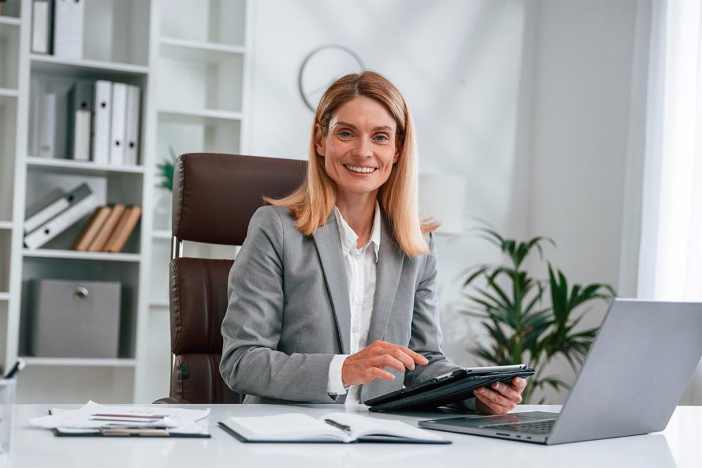 Femme auditrice interne effectuant ses missions en entreprise.