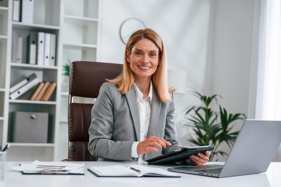 Femme auditrice interne effectuant ses missions en entreprise.