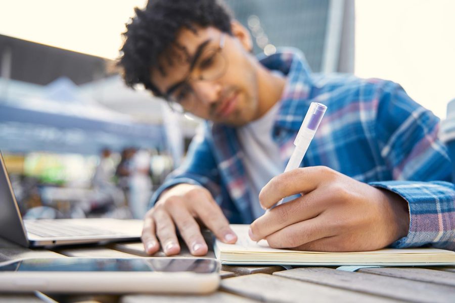 Étudiant en train de rédiger son rapport de stage gestionnaire de paie.