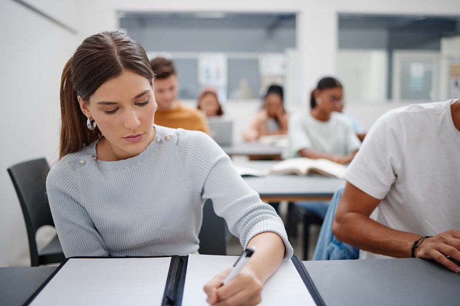 Une jeune femme étudiante avant ses résultats dcg 2025