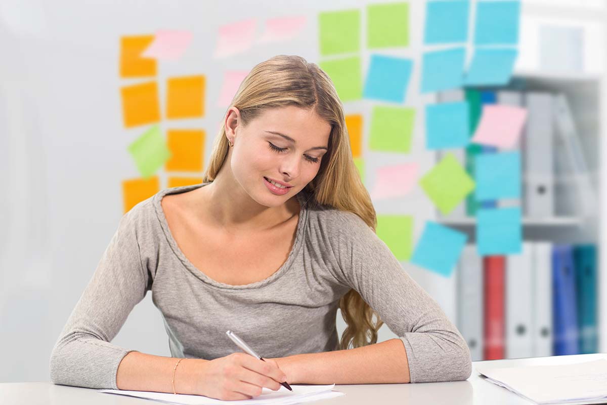 Une jeune femme étudiante qui va réussir son tp secrétaire comptable grâce à l'ENCG