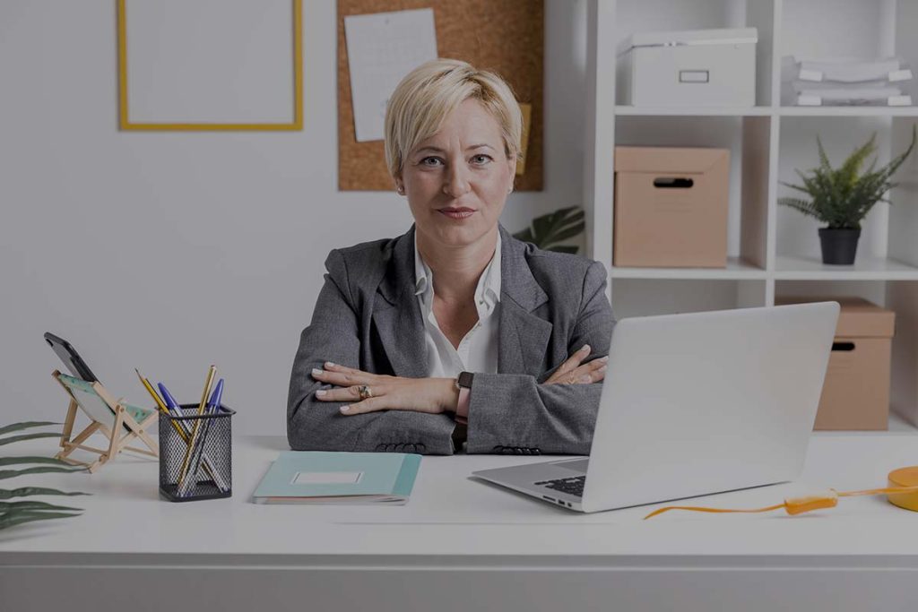 Une femme auditeur interne à son travail