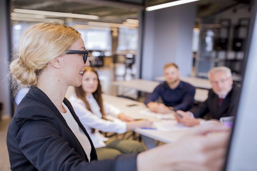Une femme en réunion pendant un stage en cabinet comptable