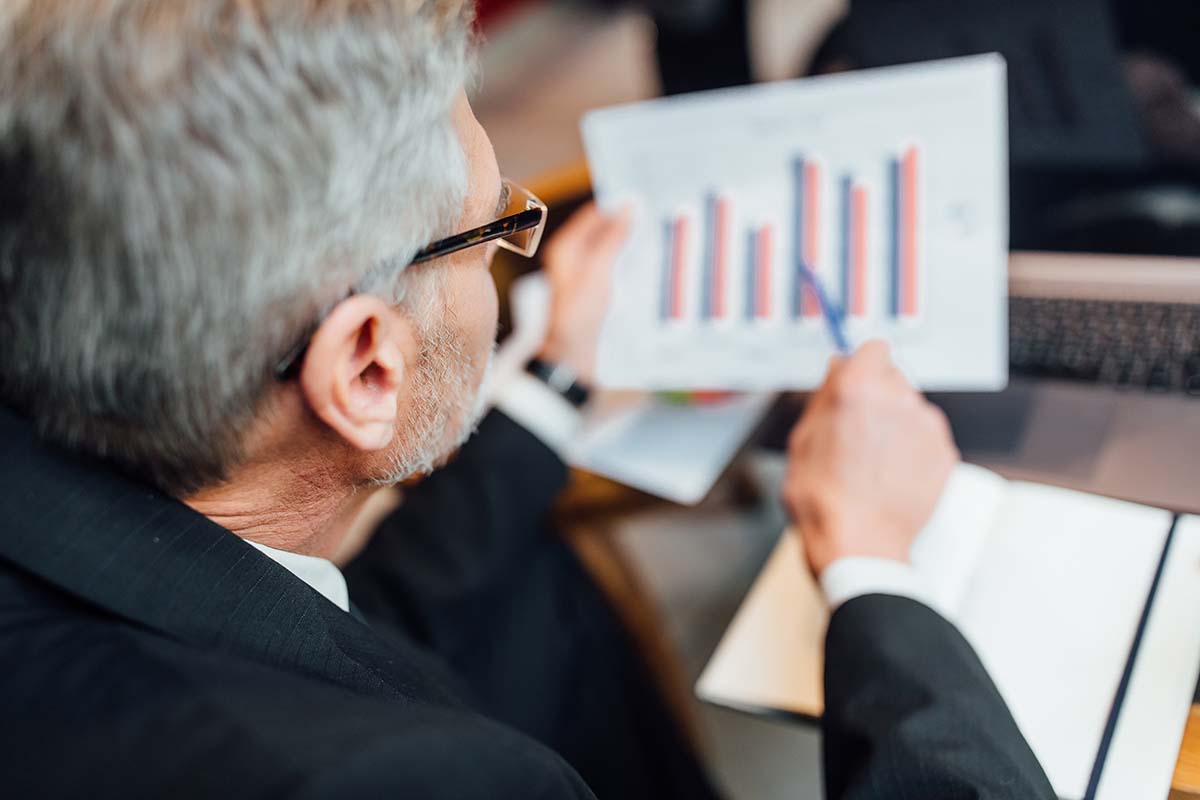 Un homme en reconversion qui sait comment devenir analyste financier grâce à l'ENCG.