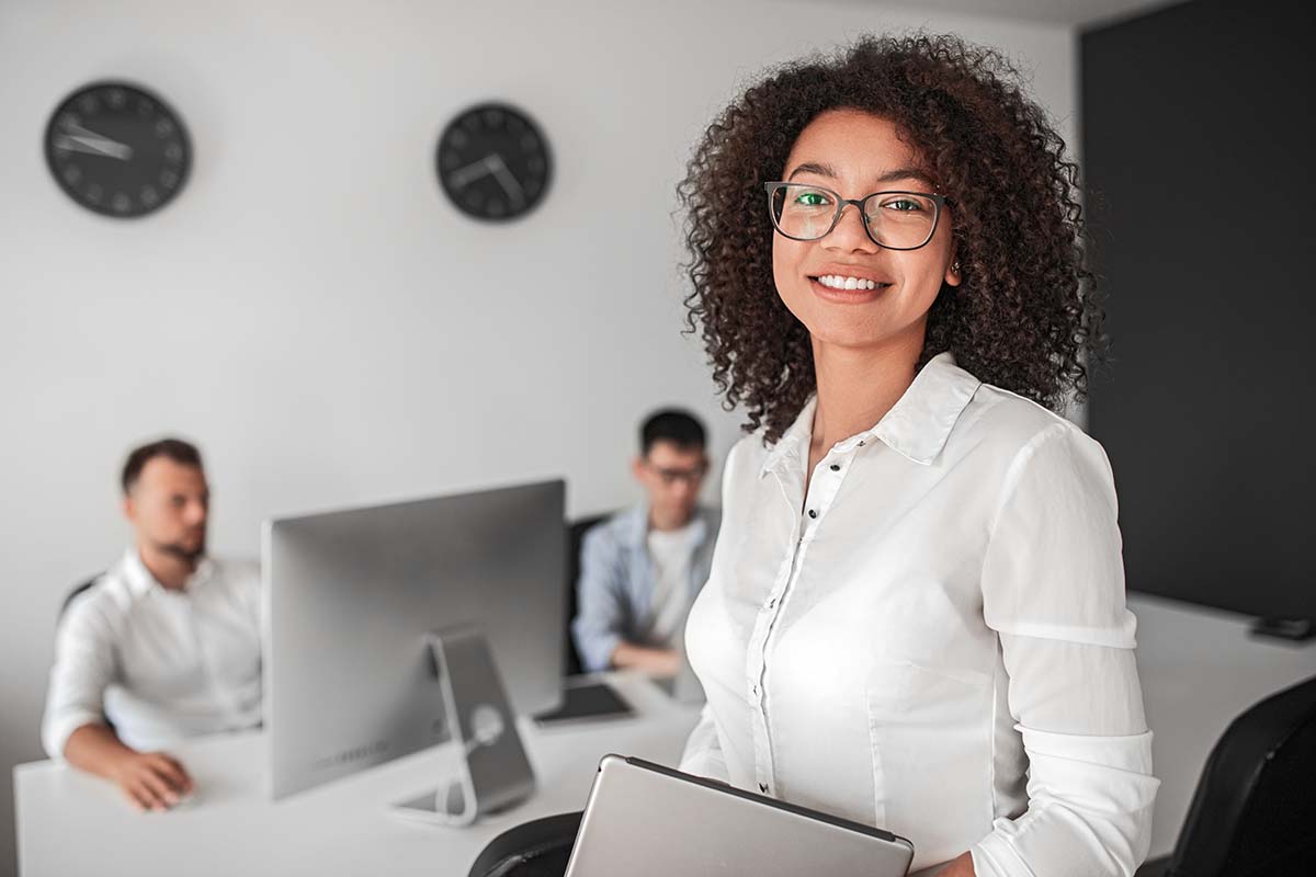 Une femme qui se demande si elle peut devenir assistant rh sans diplôme.