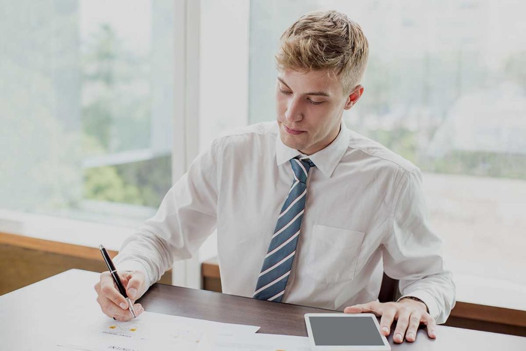 Un comptable qui exerce avec un diplôme ENCG.
