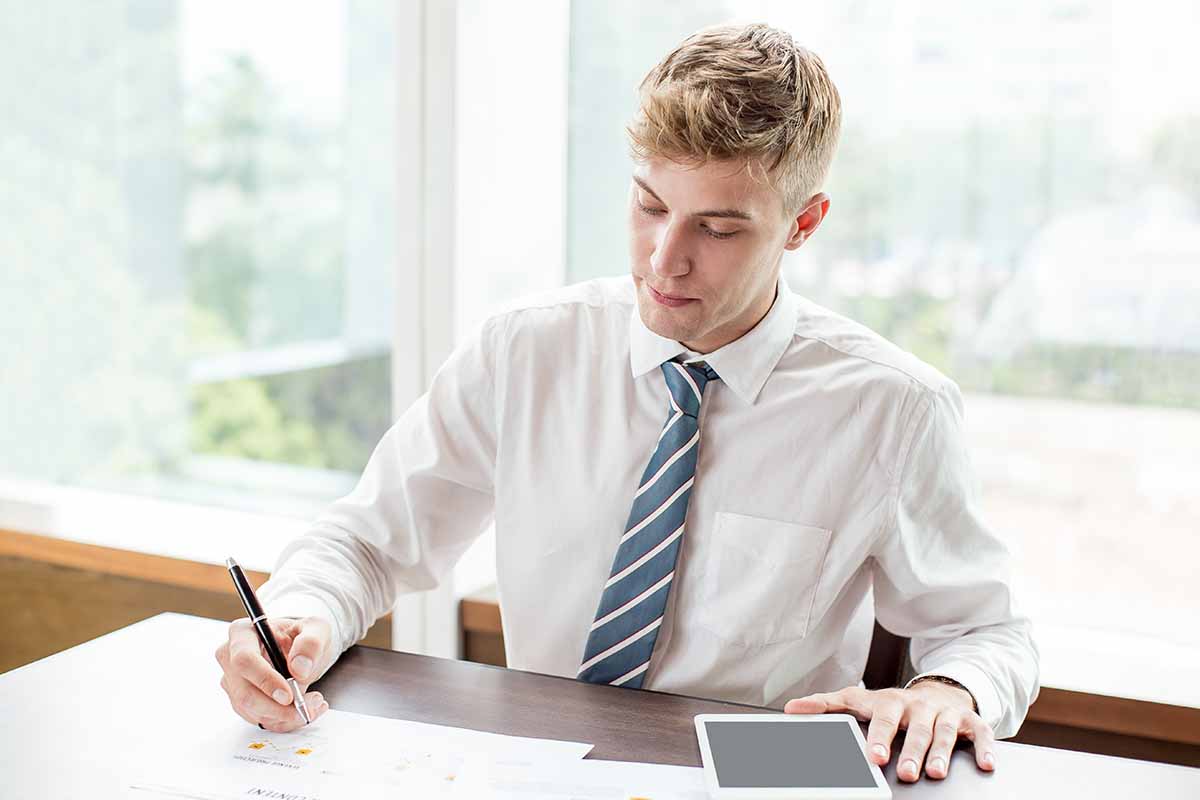 Un homme se demande s'il peut devenir comptable sans diplôme.