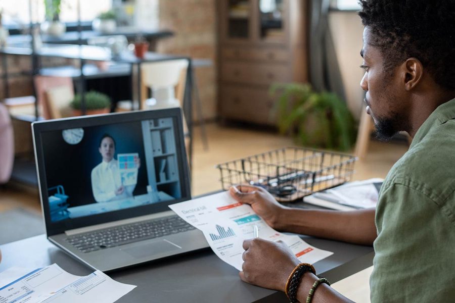 Jeune homme en études gestionnaire de paie.