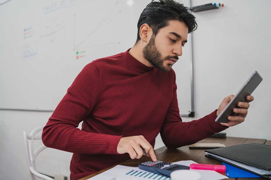 Un homme en alternance pour un formation en comptabilité.