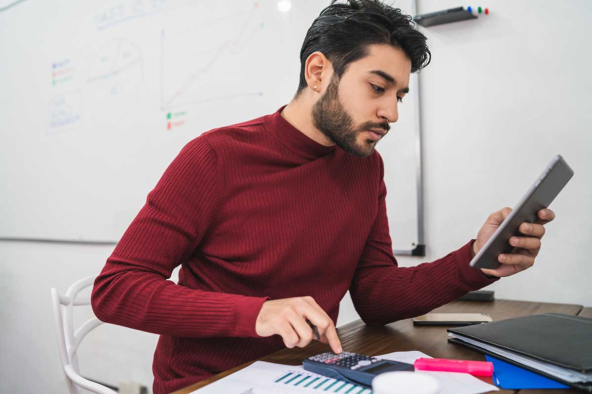 Un homme se renseigne sur une formation en comptabilité en alternance qui dure moins d'un an.