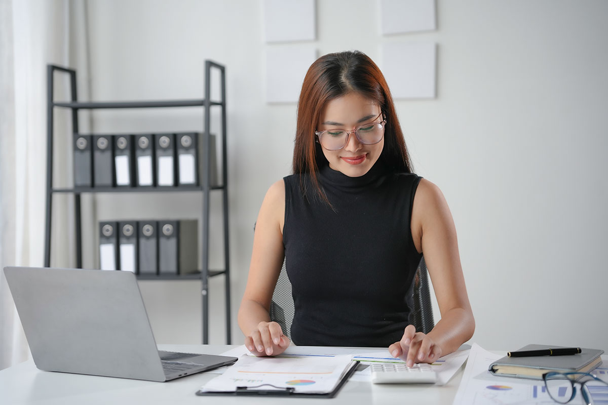 Jeune femme suivant une formation en comptabilité qui a du sens.