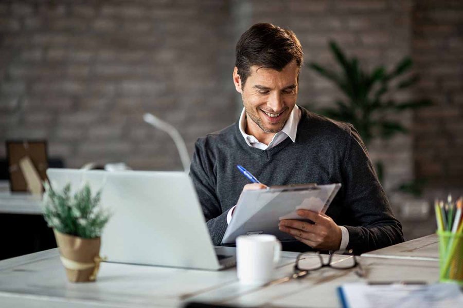 Un homme cherche une formation credit manager pour sa reconversion professionnelle.