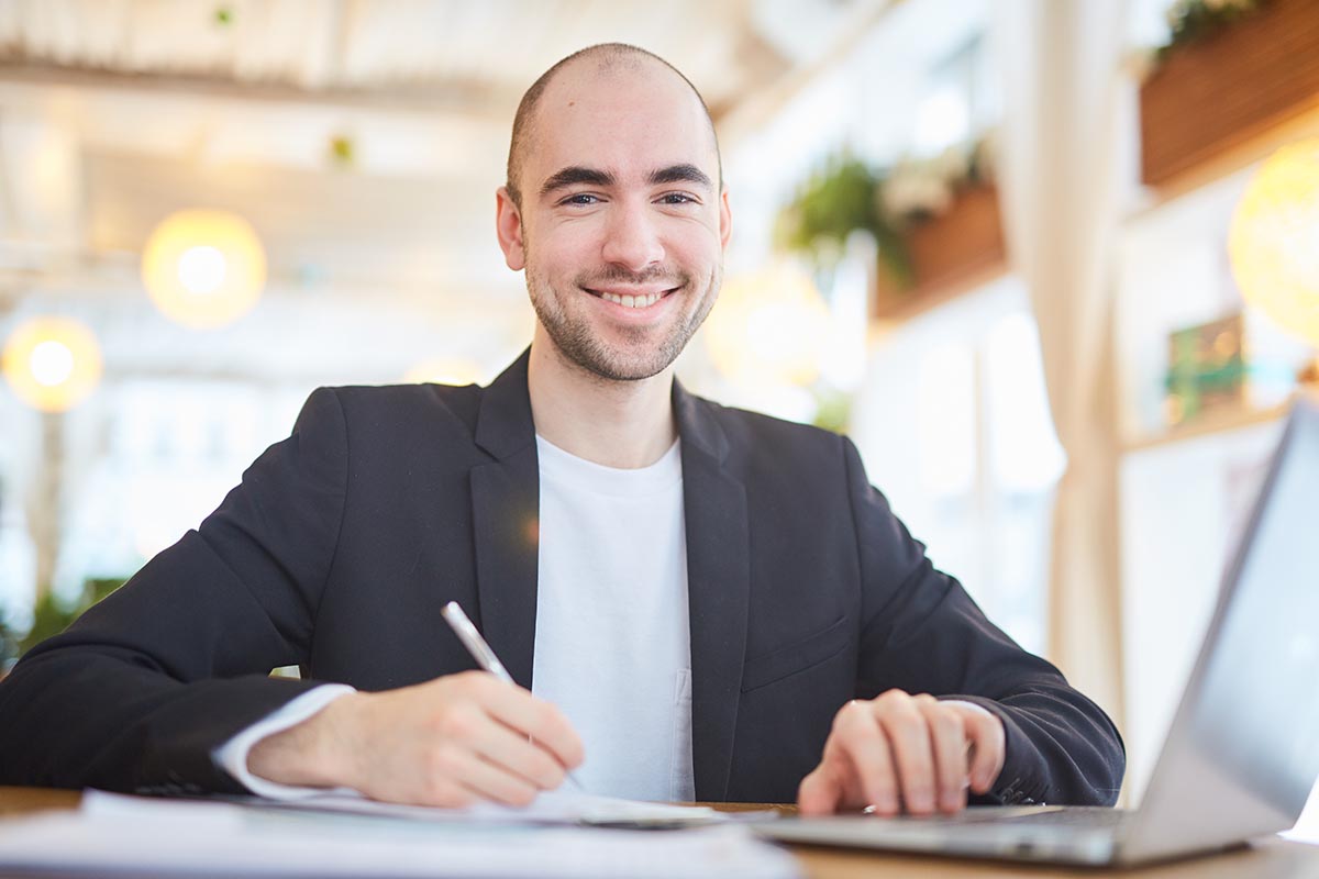 Un professionnel dans la fonction publique après sa formation gestionnaire comptable et fiscal à son bureau