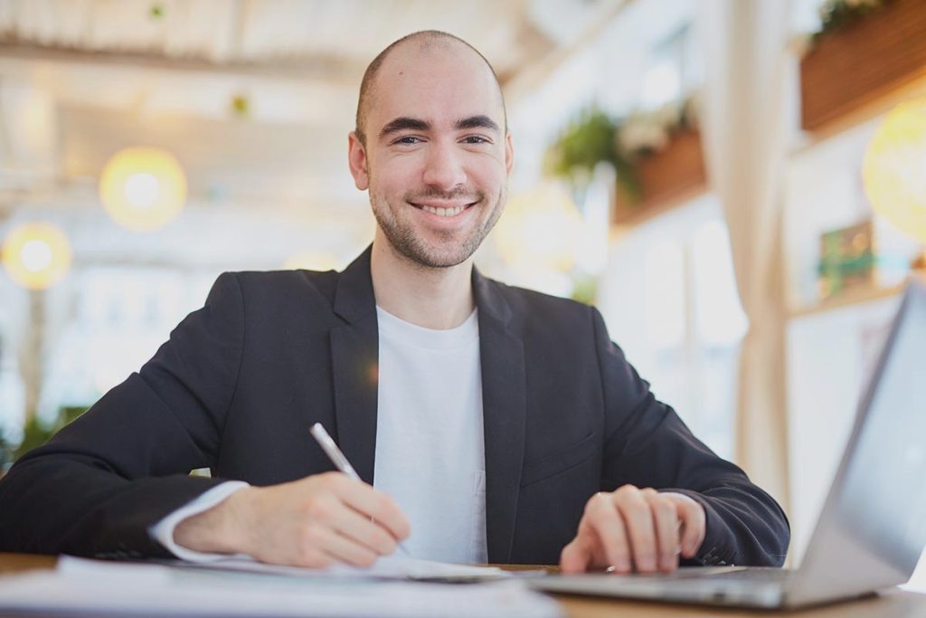 Homme ayant fait une formation gestionnaire comptable et fiscal travaillant dans la fonction publique