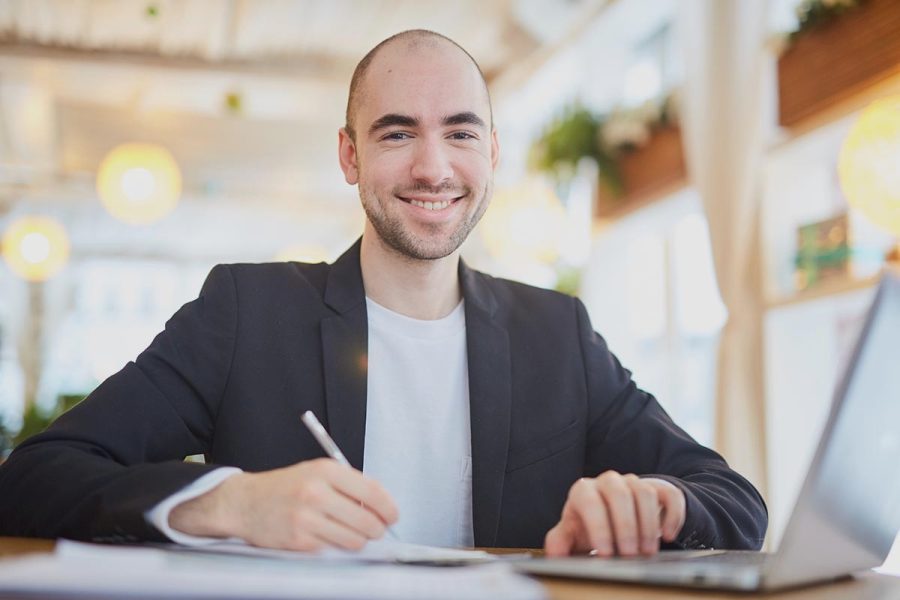Homme ayant fait une formation gestionnaire comptable et fiscal travaillant dans la fonction publique
