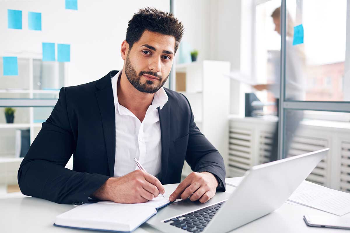 Un homme qui a écrit sa lettre de motivation en suivant les conseils de l'ENCG et exerce le métier de gestionnaire de paie.