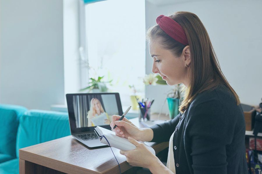 Jeune femme ayant investie dans une formation DCG à distance.