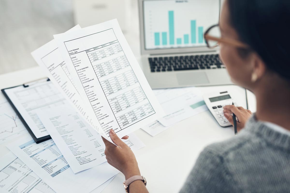 Étudiante de l'ENCG en alternance en train de réaliser des documents comptables en tenant compte de la réforme PCG 2025