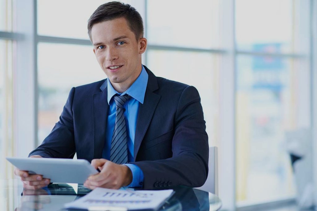Un homme avec des qualités comptable.