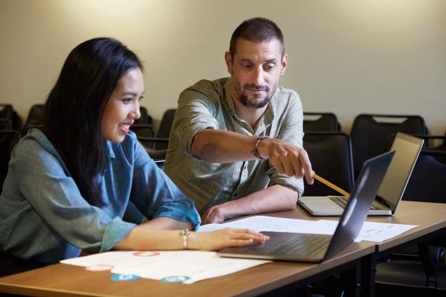 Tuteur en entreprise et son apprentie en comptabilité impactés par la réforme apprentissage 2025