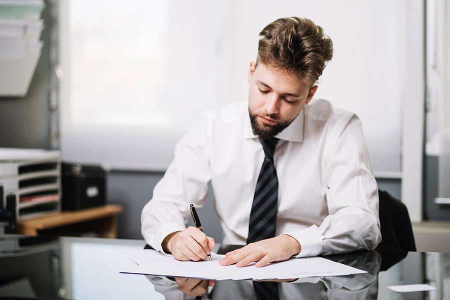 Un professionnel avec un salaire chef comptable.