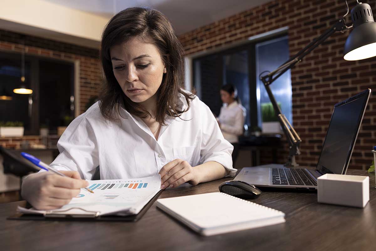 Une femme compare les différents types de formation en comptabilité.