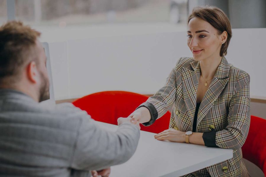 Aurélie Brisson en train de se faire interviewer sur sa formation à l'ENCG