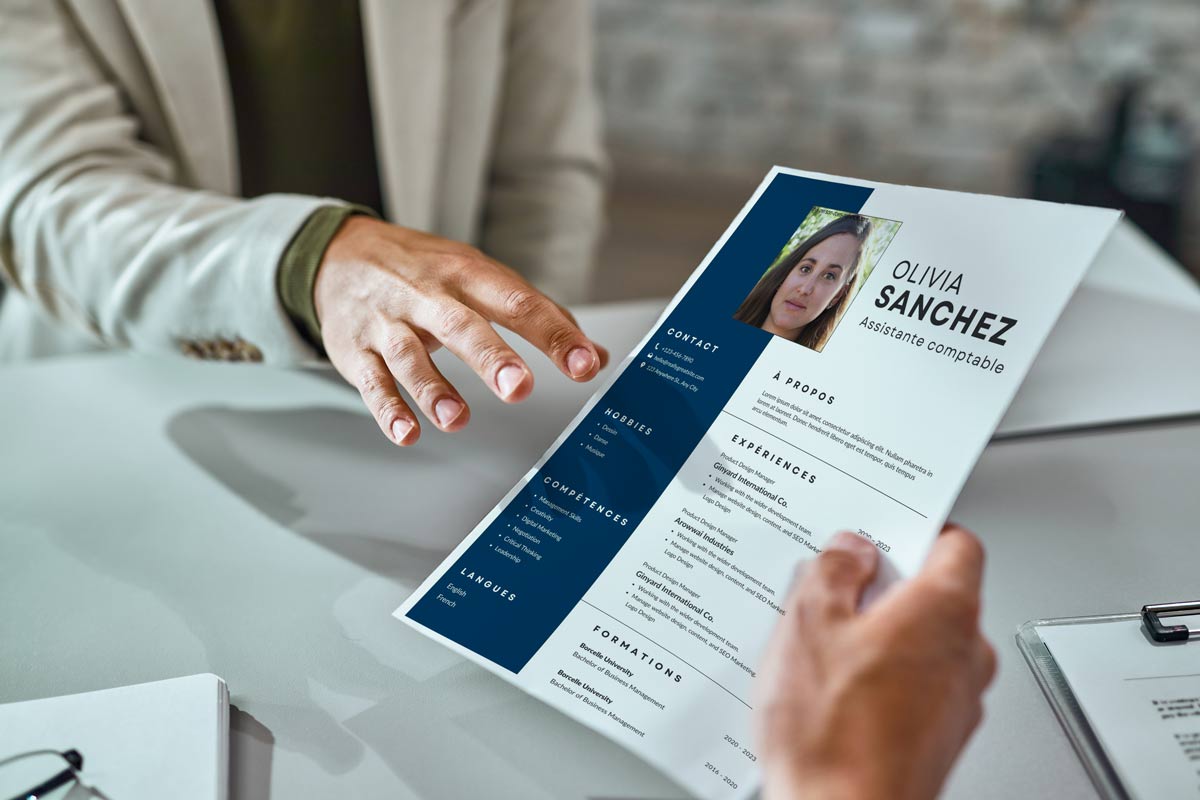 Étudiante du TP CA de l'ENCG en train de donner son cv à un recruteur