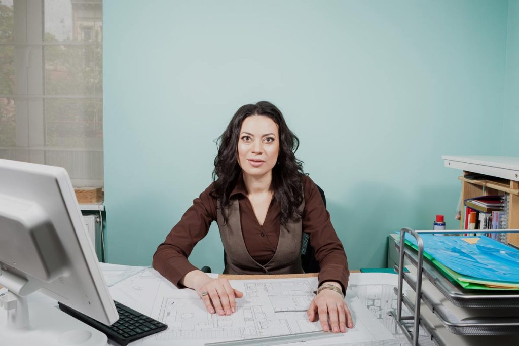 Une femme qui a obtenu la certification secrétaire comptable