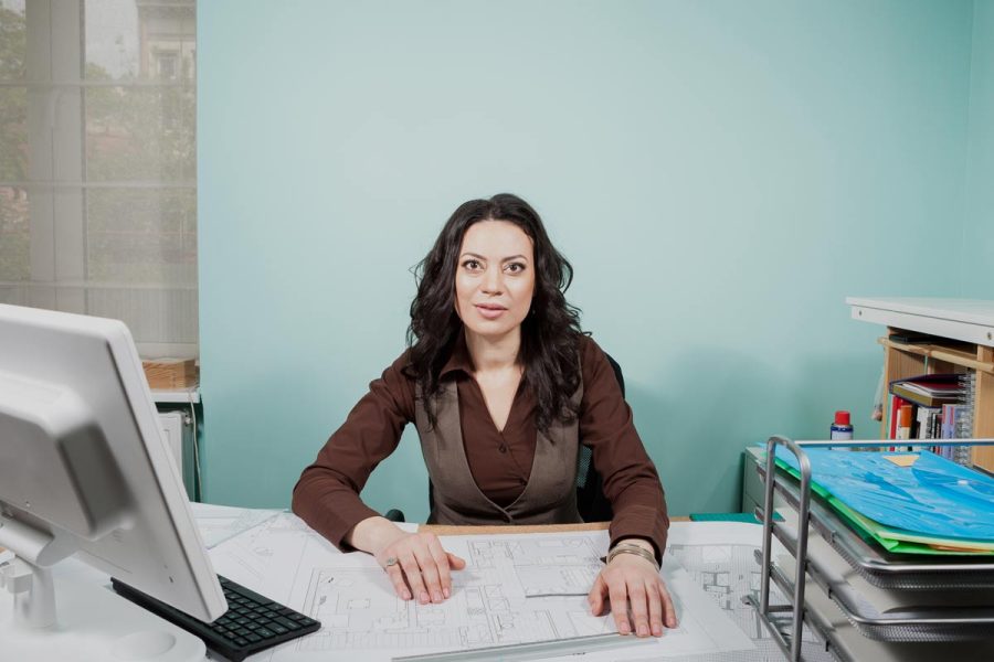 Une femme qui a obtenu la certification secrétaire comptable
