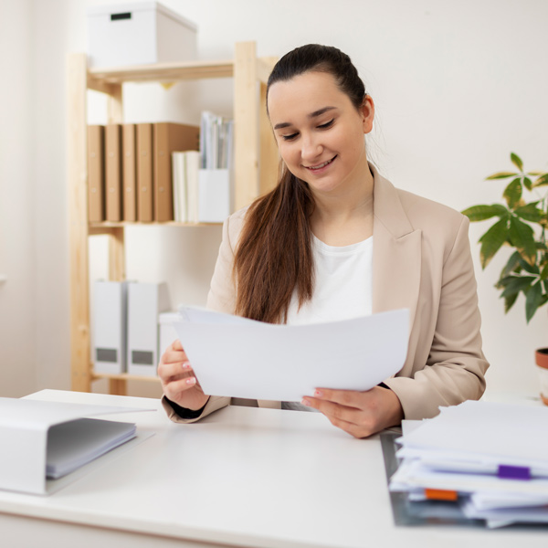 Jeune femme en train d'imprimer son cv dcg