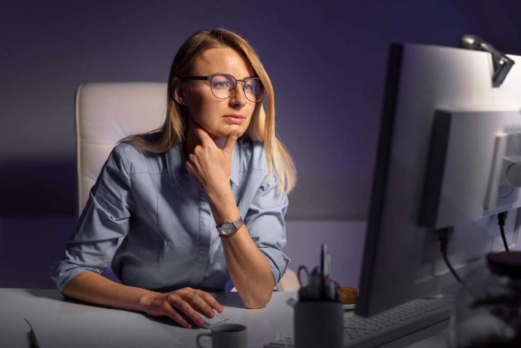Femme en reconversion qui cherche le prix formation gestionnaire comptable et fiscal