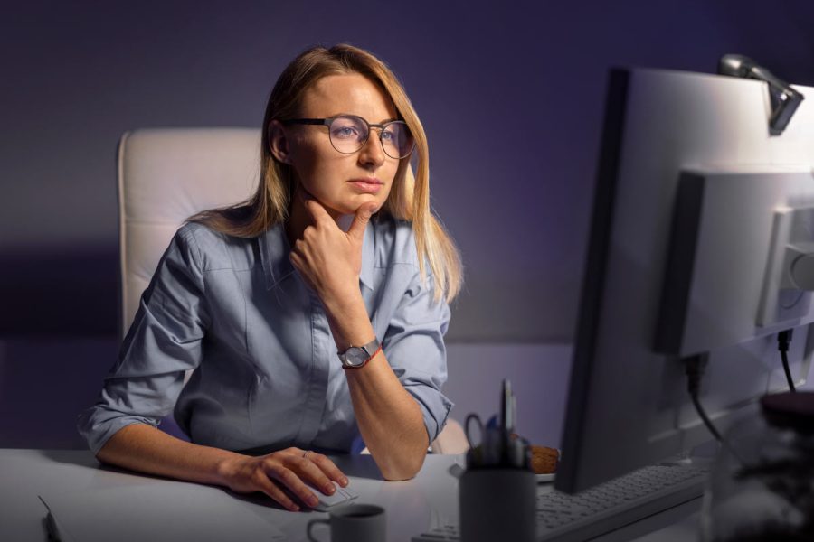 Femme en reconversion qui cherche le prix formation gestionnaire comptable et fiscal