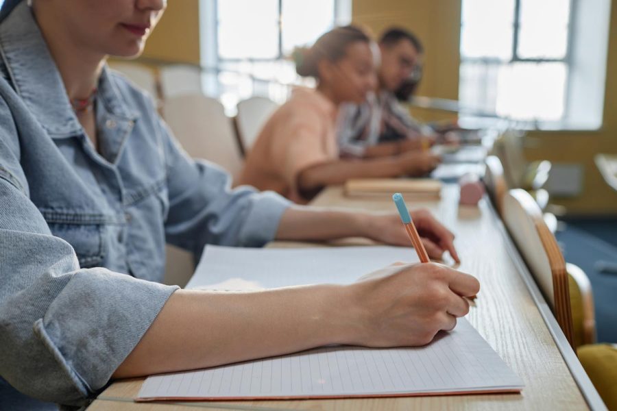 Femme qui révise pour réussir son UE11 DCG