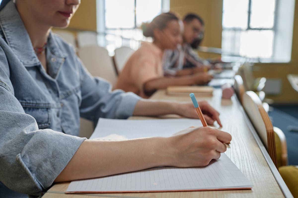 Femme qui révise pour réussir son UE11 DCG