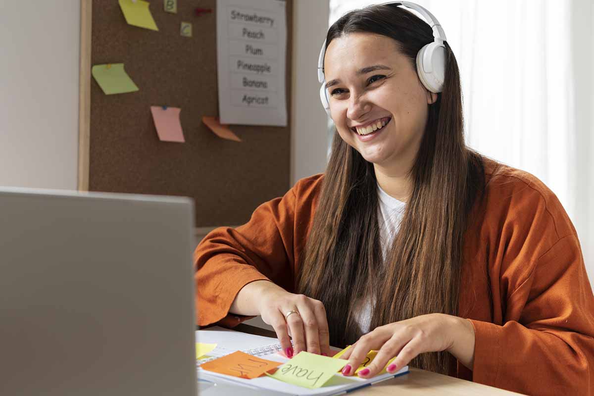 Étudiante en DCG à l'ENCG en train de réviser sa LV2 pour réussir l'UE14 dcg