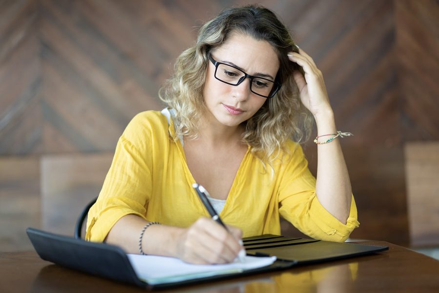 Femme qui révise pour reussir ue6 DCG
