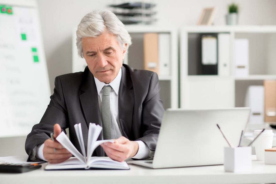 Professionnel en entreprise disposant d'un salaire auditeur externe