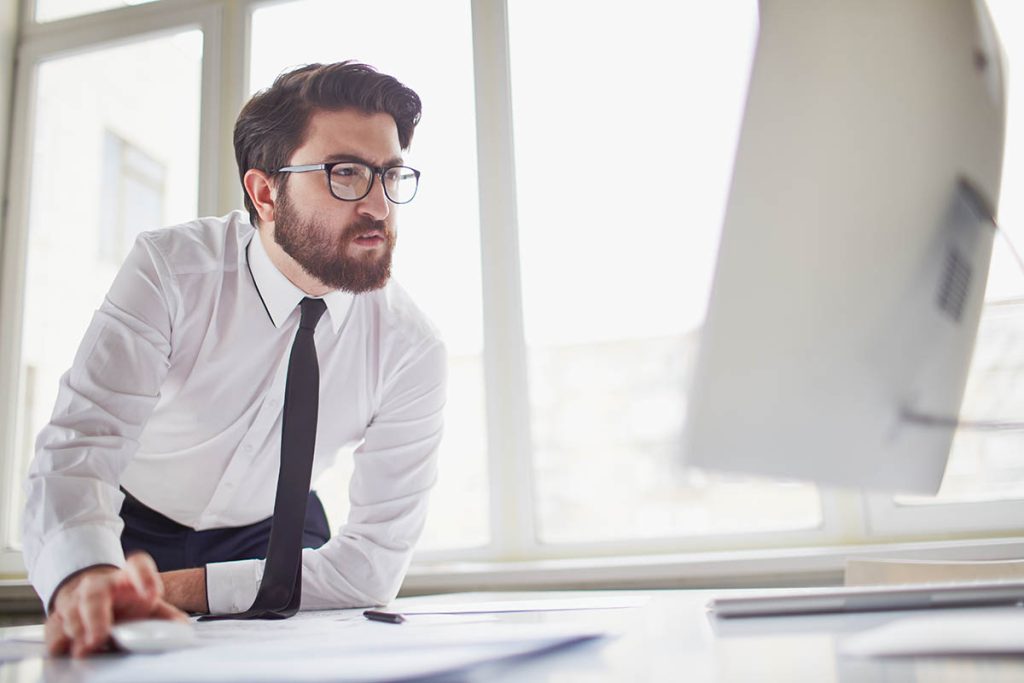 Un homme recherche s'il peut devenir expert comptable sans diplôme.