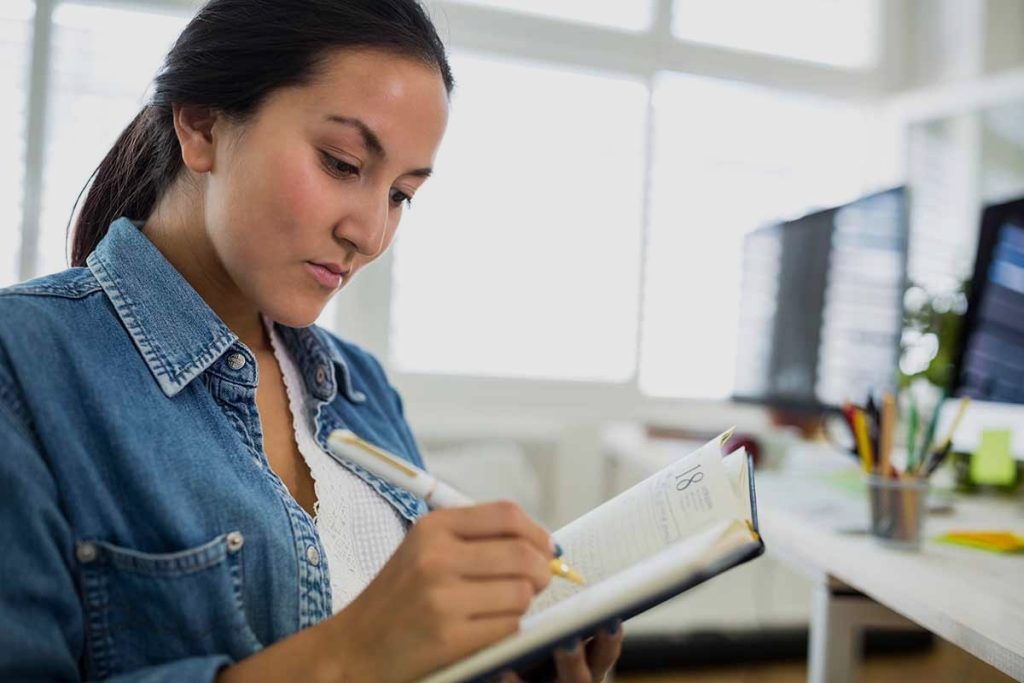 Une étudiante en cours pour devenir auditeur interne.