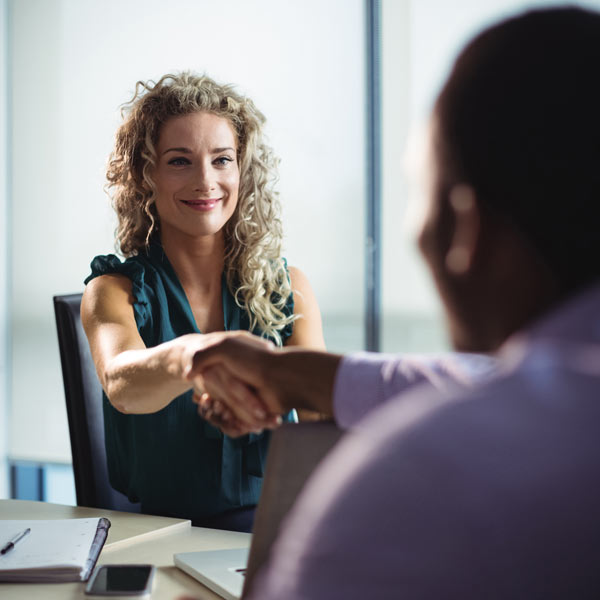 Étudiante dcg en entretien d'embauche suite à sa candidature